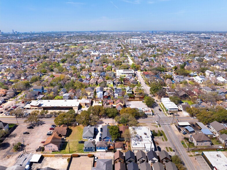 More Photos Of 1333-1335 Yale St, Houston General Retail For Sale