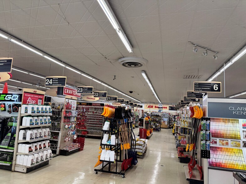 More Photos Of 1158 Lillian St, Elgin General Retail For Sale