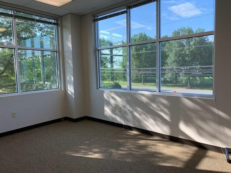 More Photos Of 2315 W Arbors Dr, Charlotte Medical For Lease