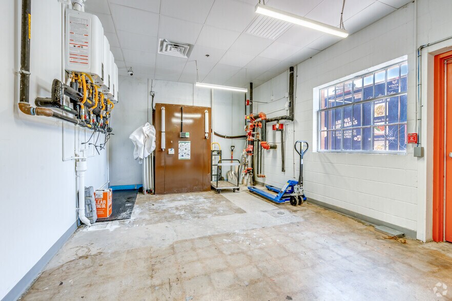 More Photos Of 3004-3008 Cullen St, Fort Worth Distribution For Lease