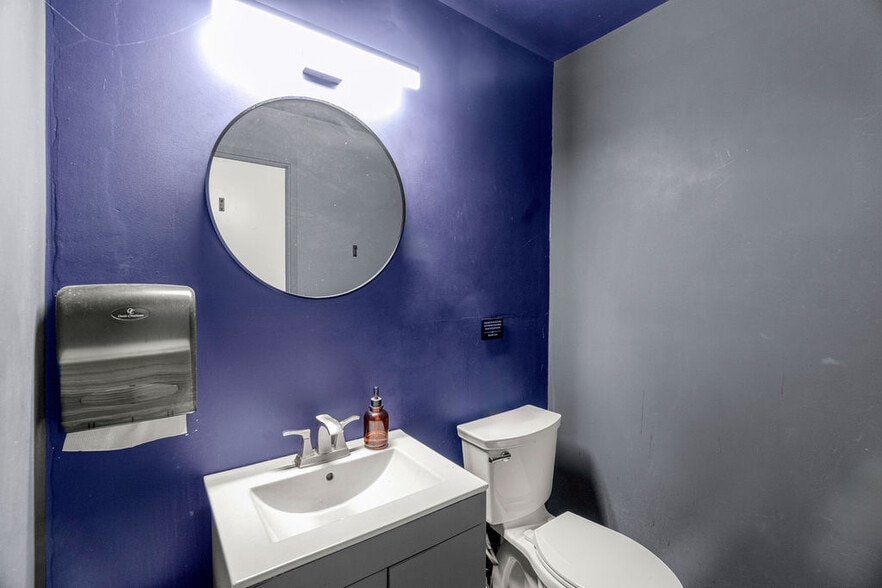 More Photos Of 2200 W Burbank Blvd, Burbank Storefront Retail Office For Sale