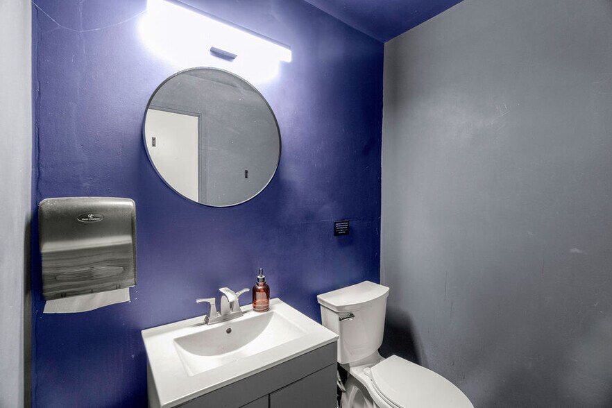 More Photos Of 2200 W Burbank Blvd, Burbank Freestanding For Sale