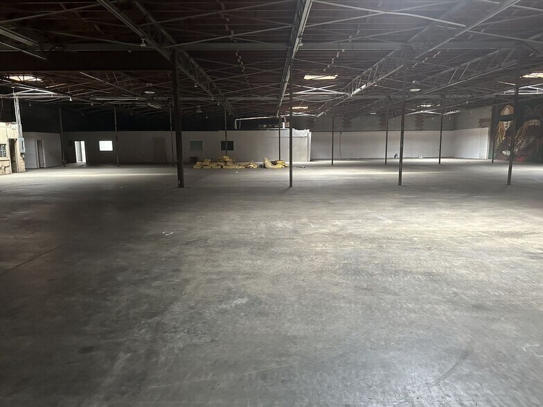 More Photos Of 925 Wholesale Row, Jackson Light Manufacturing For Lease
