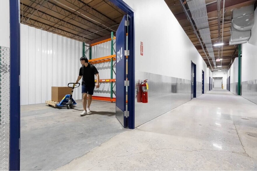 More Photos Of 14621 Inwood Rd, Addison Warehouse For Lease
