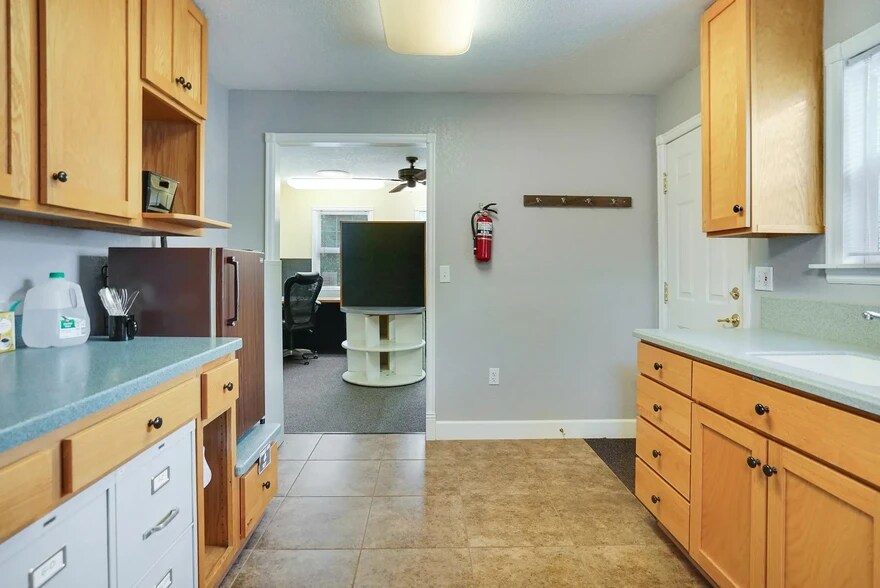 More Photos Of 1230 Fairview Ave SE, Salem Office For Sale