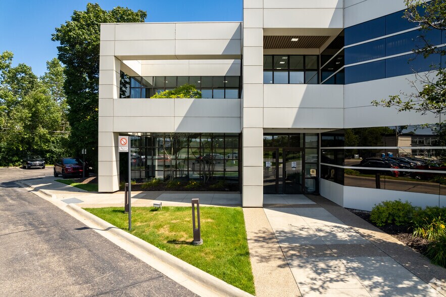 More Photos Of 32300 Northwestern Hwy, Farmington Medical For Lease
