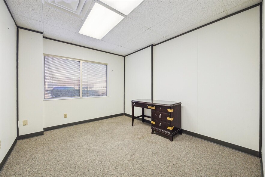 More Photos Of 17041 El Camino Real, Houston Office Residential For Sale