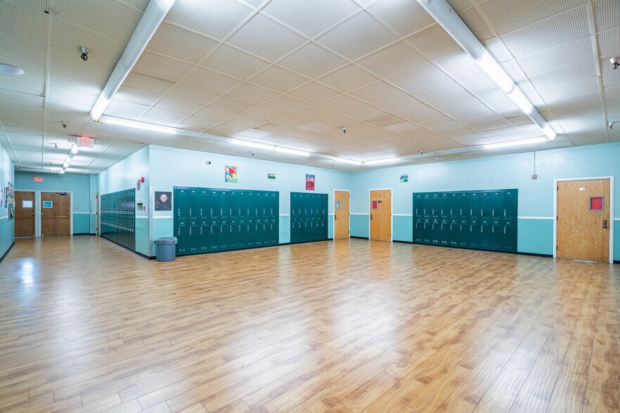 More Photos Of 2911 N San Fernando Rd, Los Angeles Schools For Lease