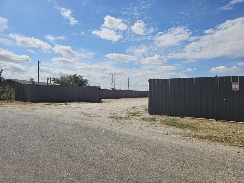 More Photos Of 11010 W Joan Dr, Odessa Warehouse For Lease