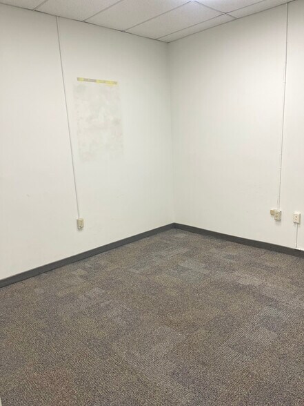 More Photos Of 102-122 Railway Ln, Hagerstown General Retail For Lease