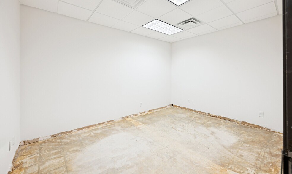 More Photos Of 4400-4440 Beltway Dr, Addison Flex For Sale