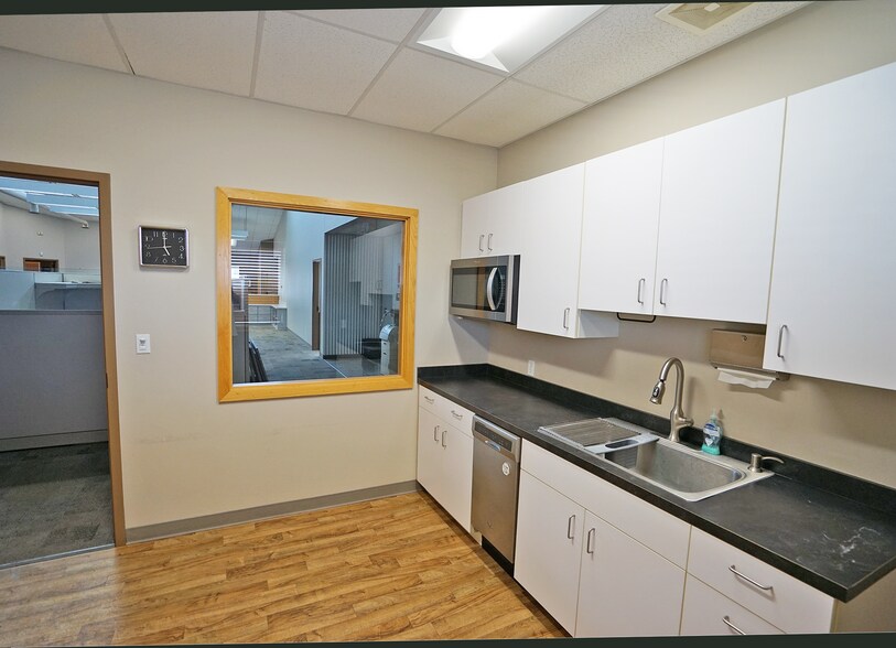 More Photos Of 940 E Wine Country Rd, Grandview Office For Lease