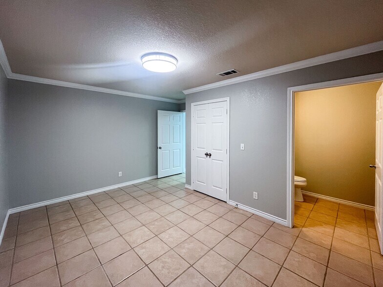 More Photos Of 4323 Alexis Ct, College Station Warehouse For Lease