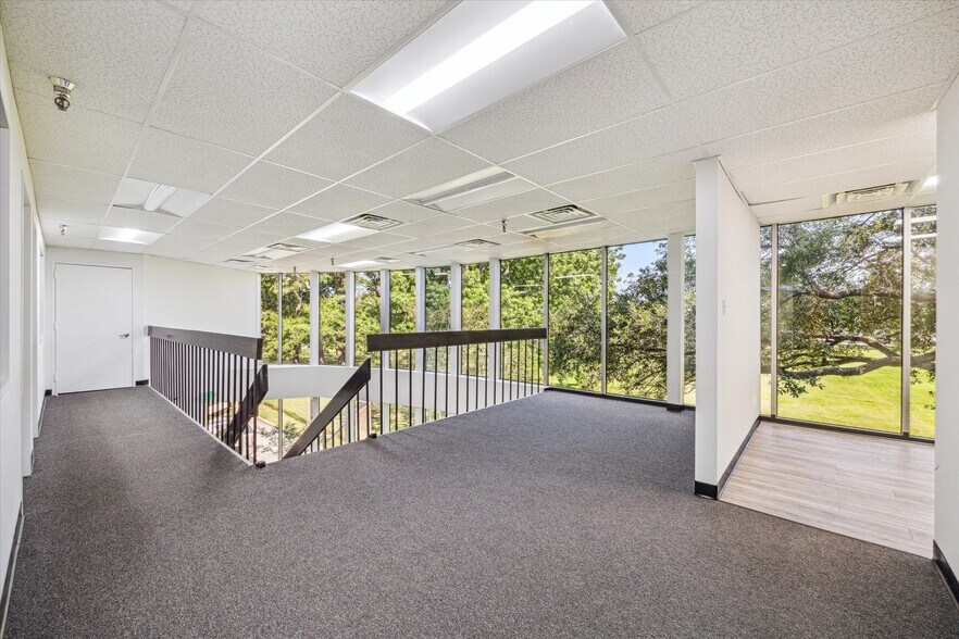 More Photos Of 447 W 38th St, Houston Distribution For Lease