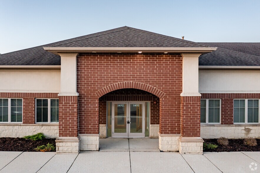 More Photos Of 1446 Merchant Dr, Algonquin Medical For Sale
