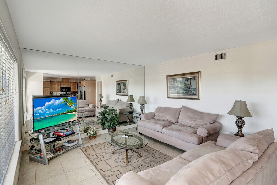 More Photos Of 23 Royal Palm Pointe, Vero Beach Restaurant For Sale
