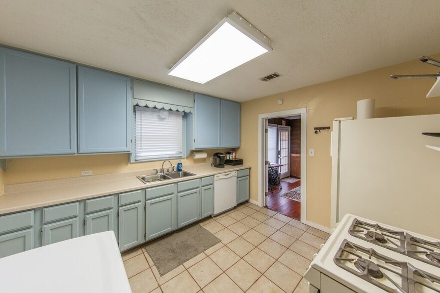 More Photos Of 1502 Main St, Seabrook Office Residential For Lease