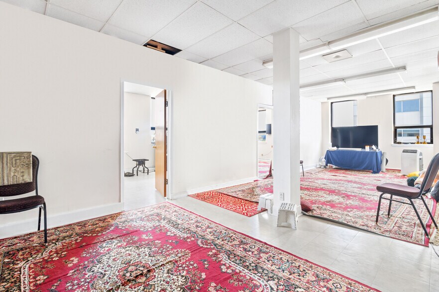 More Photos Of 8270 Av Mountain Sights, Montréal Office For Sale