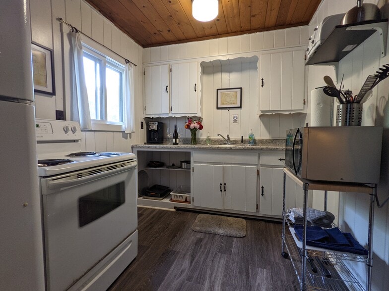More Photos Of 3932 Point of View Ln, Phelps Hotel For Sale
