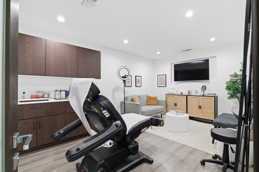 More Photos Of 2020 N Glenoaks Blvd, Burbank Medical For Sale