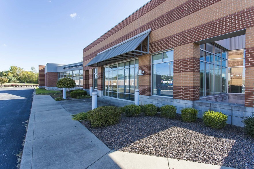 More Photos Of 900 Spring St, Jeffersonville Medical For Lease