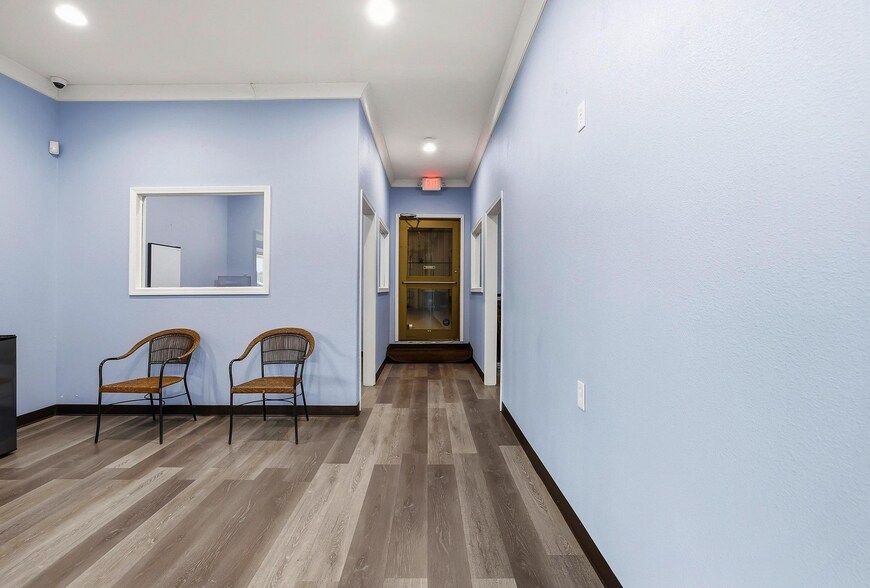 More Photos Of 3301 S State Highway 121, Bonham Showroom For Sale