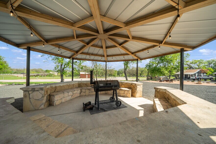 More Photos Of 1103 Maple St, Bandera Hotel For Sale