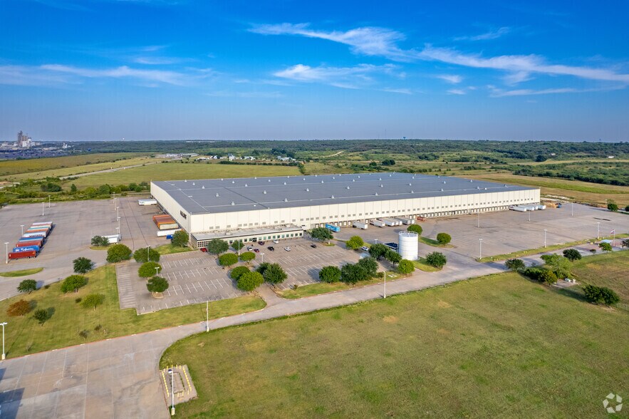 More Photos Of 3800 Railport Pky, Midlothian Distribution For Sale