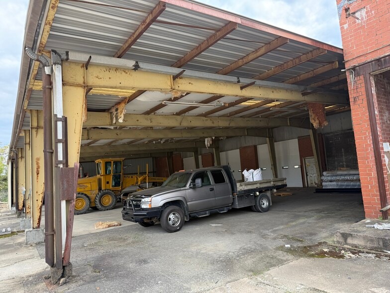 More Photos Of 200 E Market Center Dr, High Point Warehouse For Lease