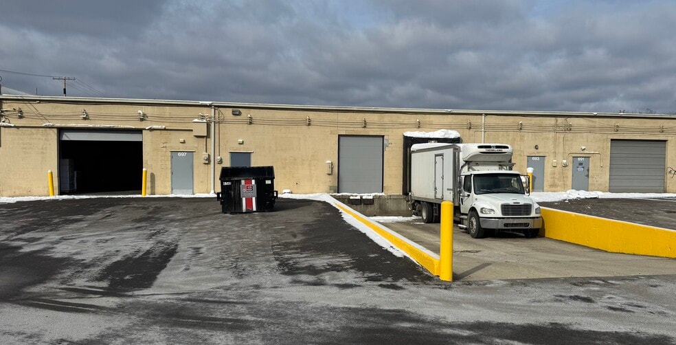 Primary Photo Of 671-697 N James Rd, Columbus Warehouse For Lease