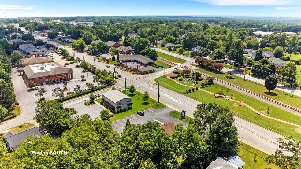 More Photos Of 414 W Fernwood Dr, Simpsonville General Retail For Sale