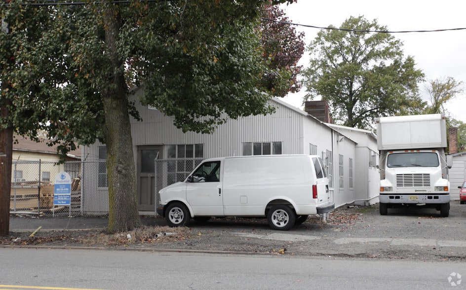 More Photos Of 131 Lincoln Blvd, Middlesex Manufacturing For Lease