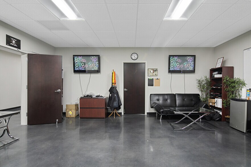 More Photos Of 2847 Bridgewood Dr, Fayetteville Office For Sale