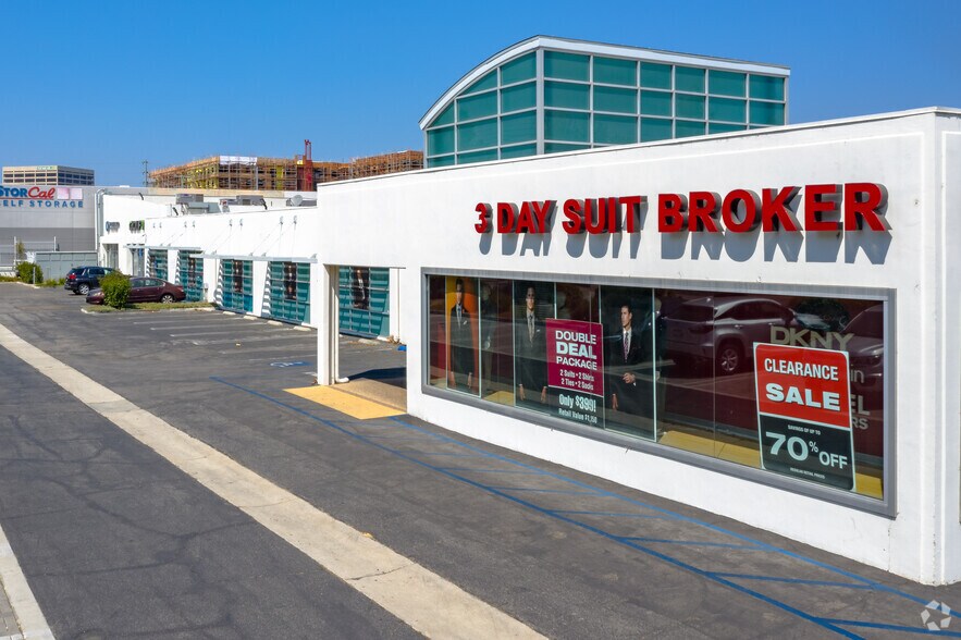 Primary Photo Of 21015 Oxnard St, Woodland Hills Storefront For Lease