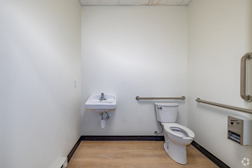 More Photos Of 3630 Ohara Rd, Erlanger Showroom For Lease