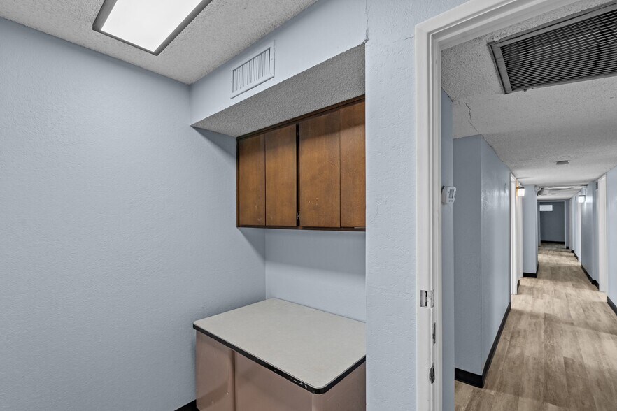 More Photos Of 502 N Silverbell Rd, Tucson Rehabilitation Center For Lease