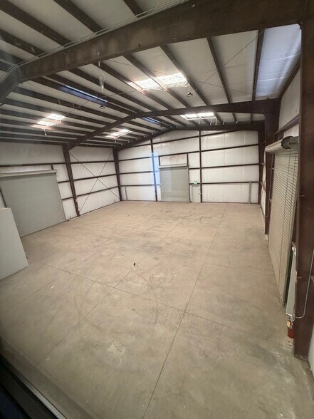 More Photos Of 22420 Gribben Ct, Bakersfield Warehouse For Lease