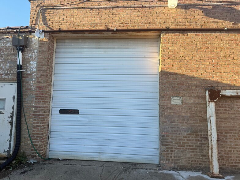 More Photos Of Barron Blvd, Grayslake Warehouse For Lease