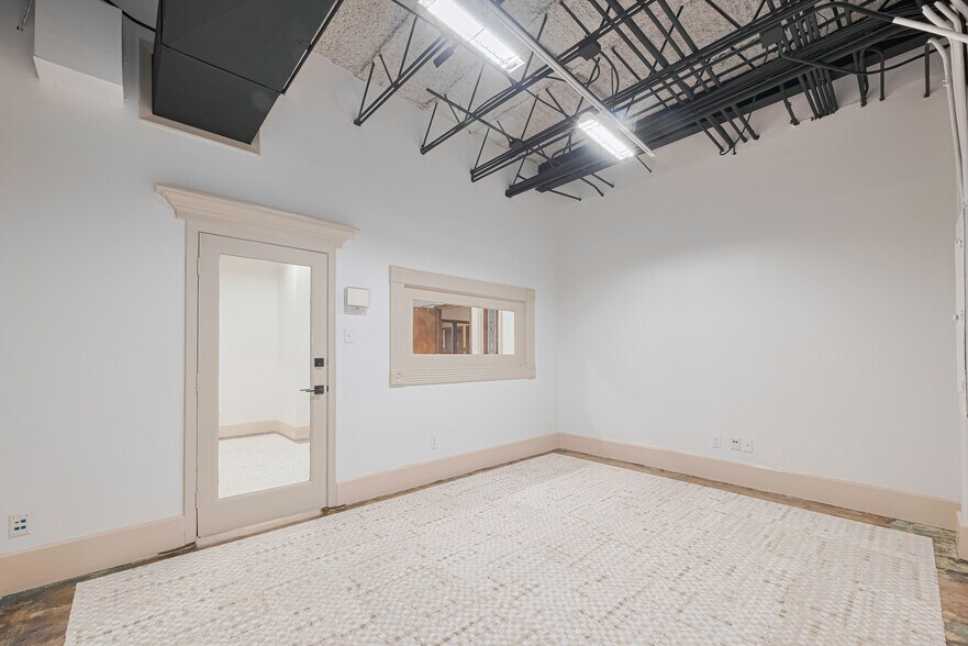 More Photos Of 1920 N Memorial Way, Houston Loft Creative Space For Lease
