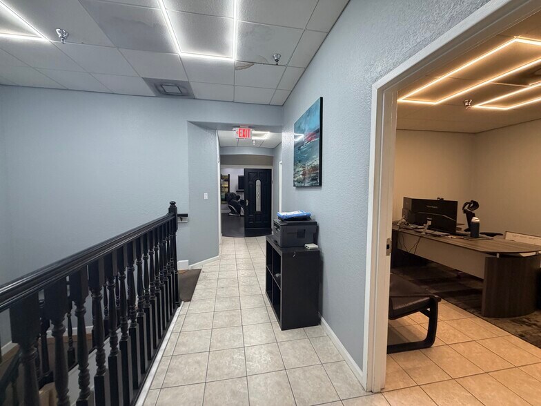 More Photos Of 11475-11487 Rocket Blvd, Orlando Warehouse For Lease