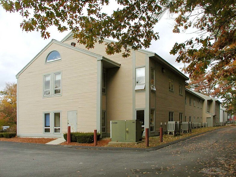 More Photos Of 93-95 Stiles Rd, Salem Office For Lease