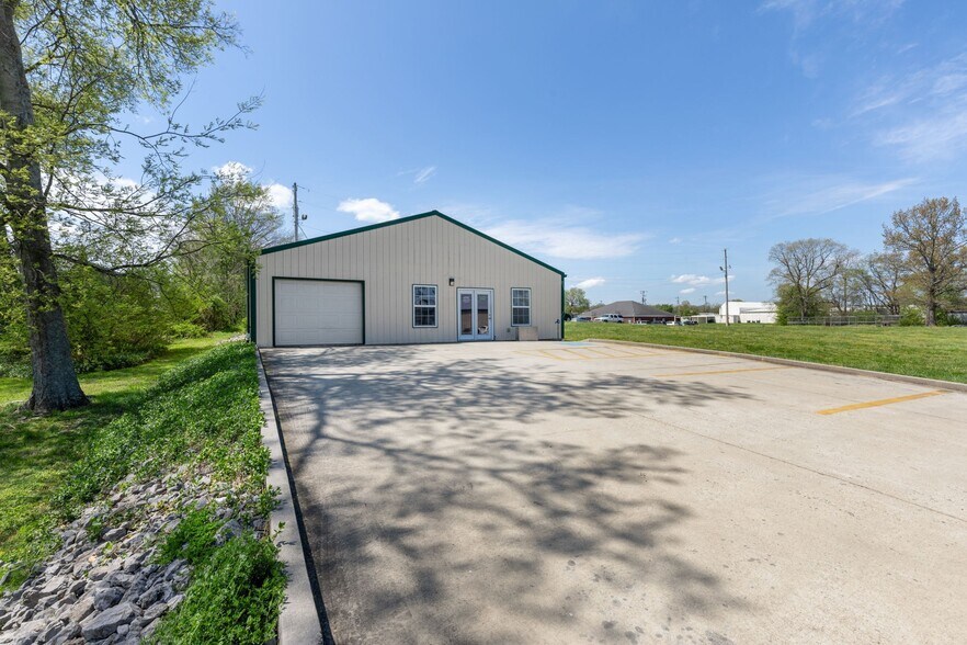 More Photos Of 807 Lipscomb St, Shelbyville Warehouse For Sale