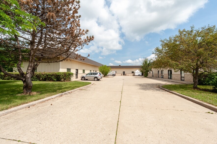 More Photos Of 2404 Spring Ridge Rd, Spring Grove Warehouse For Lease