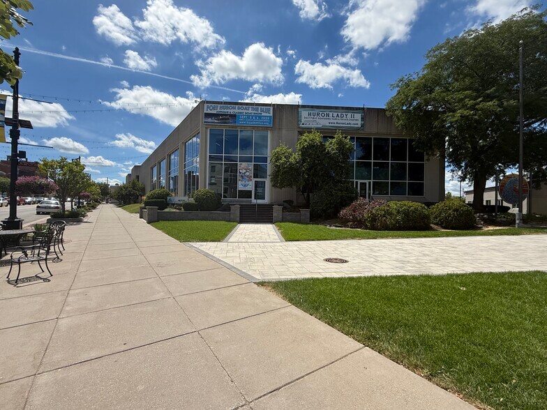 More Photos Of 911 Military St, Port Huron Light Manufacturing For Lease