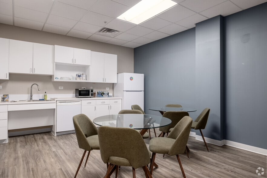 More Photos Of 365 Surryse Rd, Lake Zurich Office For Sale