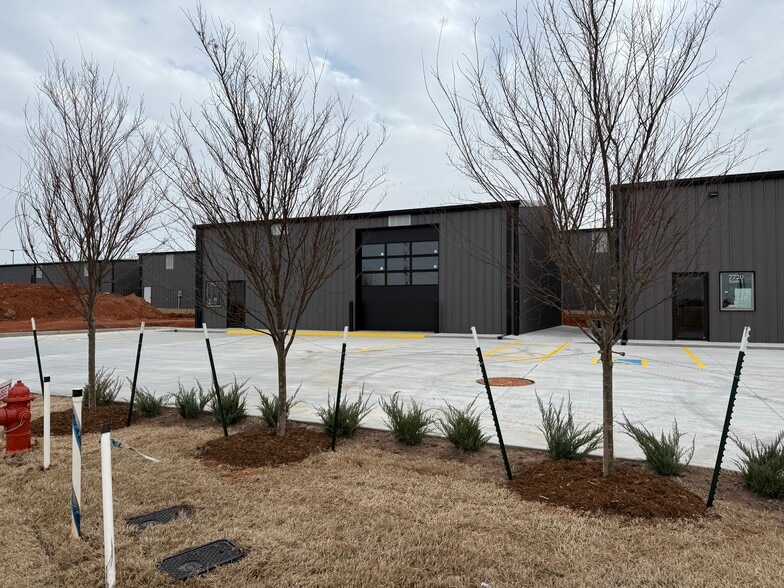 More Photos Of 7716 NW 81st Cir, Oklahoma City Warehouse For Sale