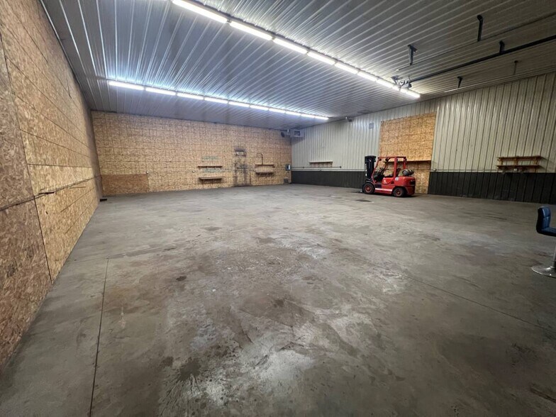 More Photos Of 235 2nd Ave SW, Byron Warehouse For Lease