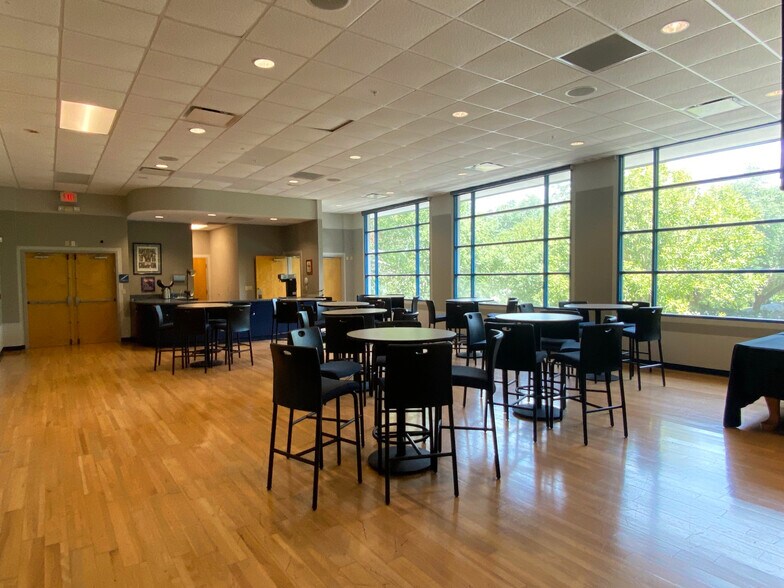 More Photos Of 2020 W University Ave, Gainesville Office For Lease