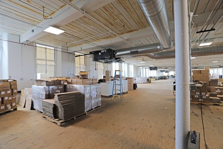 More Photos Of 657 Quarry St, Fall River Freestanding For Lease