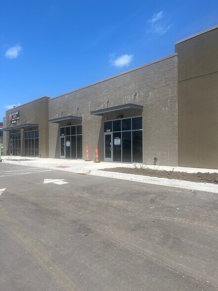 More Photos Of 1830 W Foxwood Dr, Raymore Freestanding For Lease